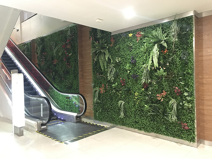 商場電梯旁的仿真植物墻